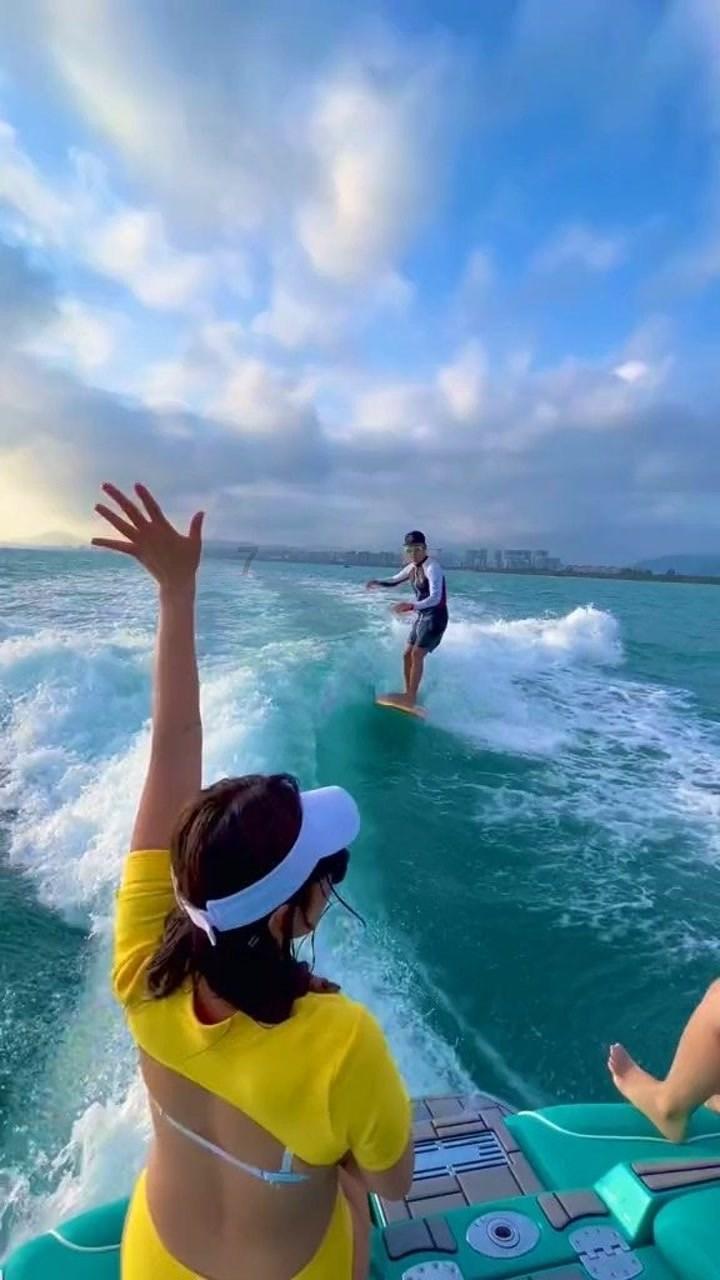 可爱的女生解救